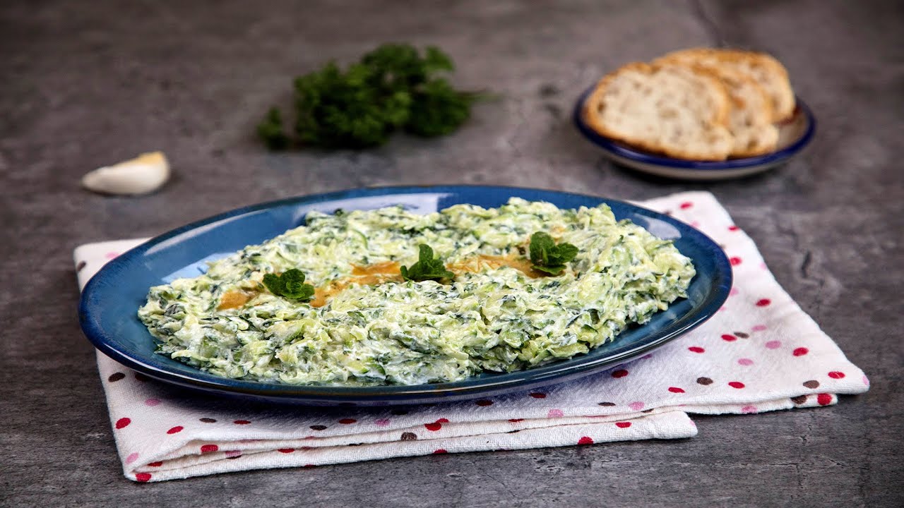 Salata de dovlecei cu iaurt si usturoi