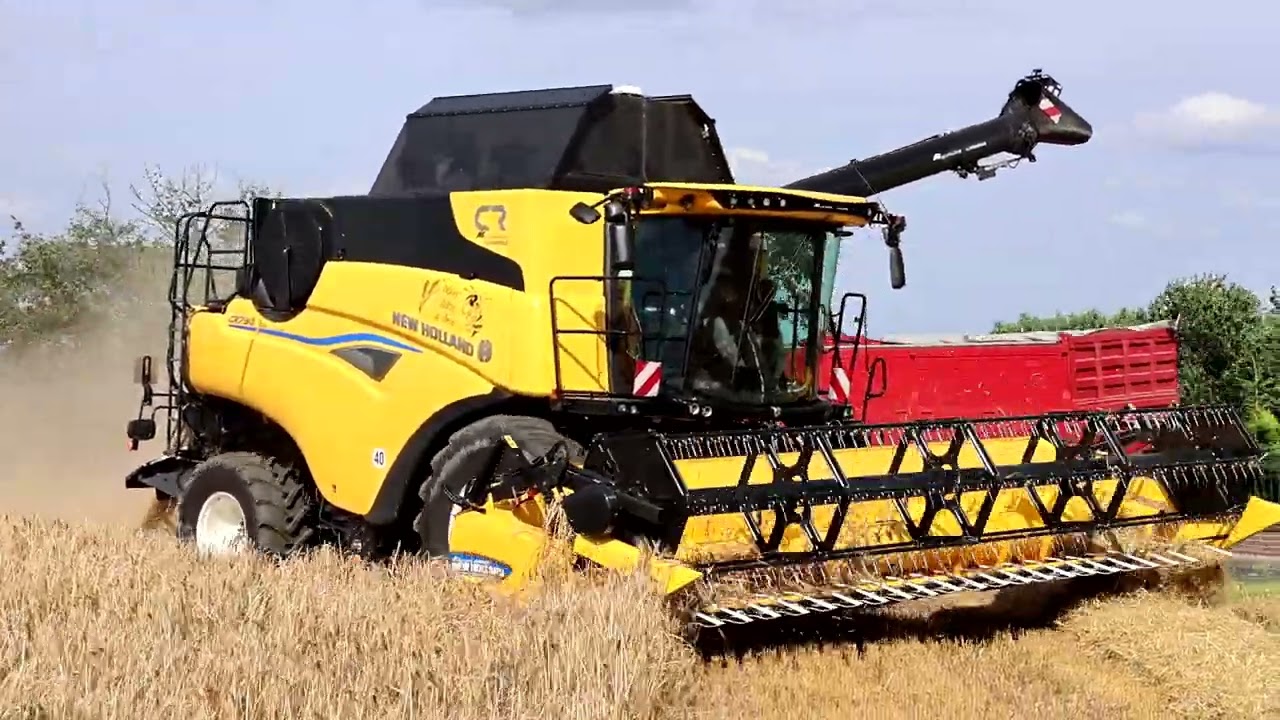 New Holland CR 7.90 in der Gerste, JohnDeere 6175R Gespann.