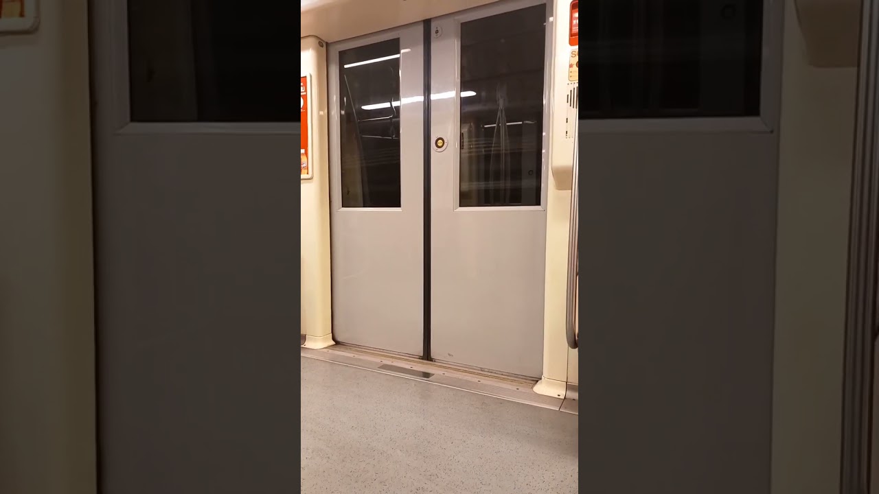 M2-es Metr&oacute; Arrival at Sz&eacute;ll K&aacute;lm&aacute;n t&eacute;r