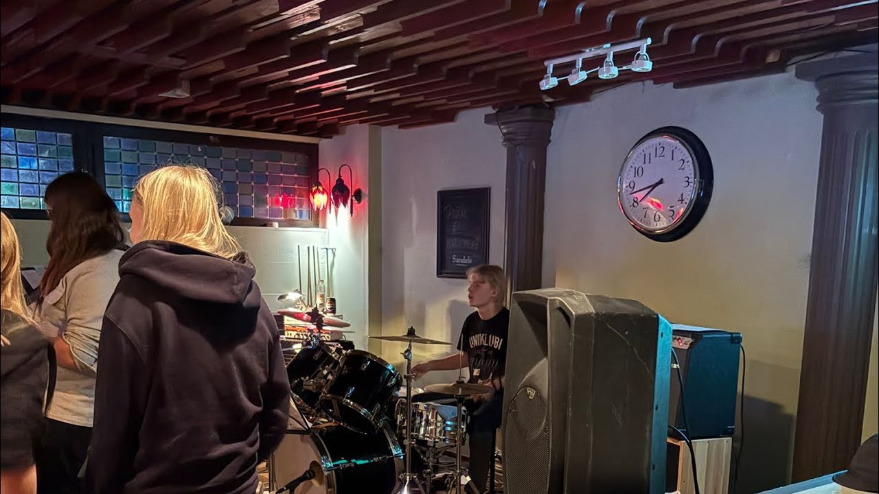 VTI - Elämä on rock’ n rollia ( Live in Matinpoika )