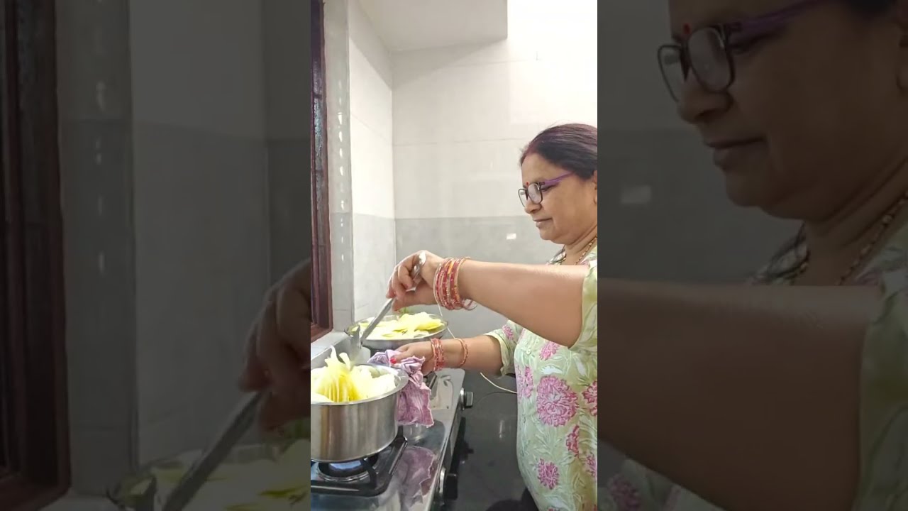 Suman's Kitchen is live मैं बना होली स्पेशल चिप्स /चिप्स रेसिपी