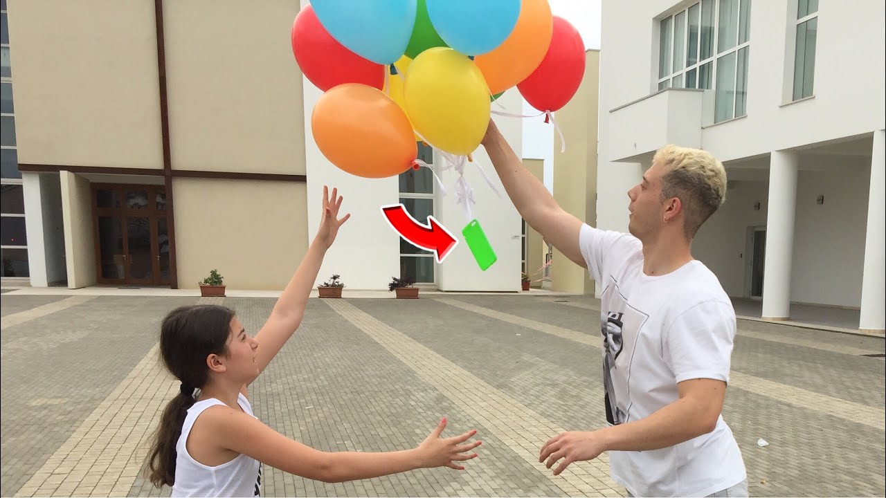 HO FATTO VOLARE IL TELEFONO DI ELENA CON I PALLONCINI!!! *mi vendico*