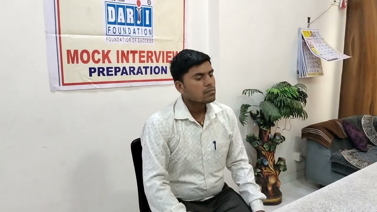 हायकोर्ट लिपिक पदासाठी प्रारूप मुलाखत घेतांना प्रा. गोपाल दर्जी जळगाव