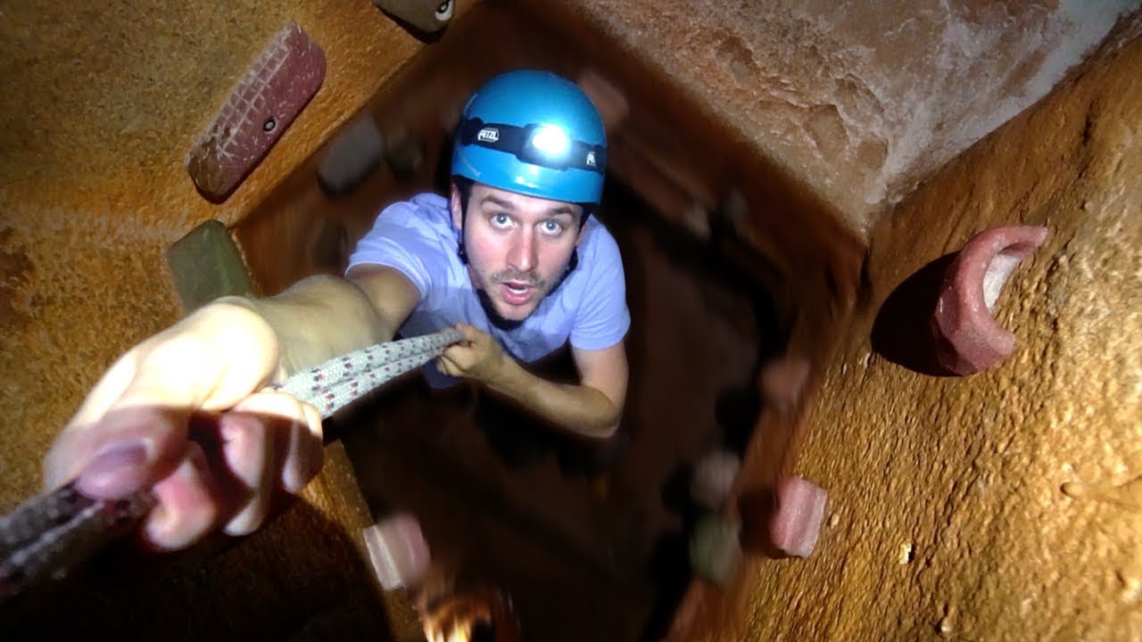 HIDDEN SECRET TUNNELS UNDERGROUND! (EXPLORED!) 🔦