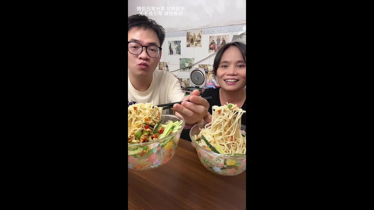 今天吃肉酱拌面 味道还不错 小宝说下次在多炒点肉酱会更好吃#情侣日常 #姐弟恋 #日常vlog @嘉嘉