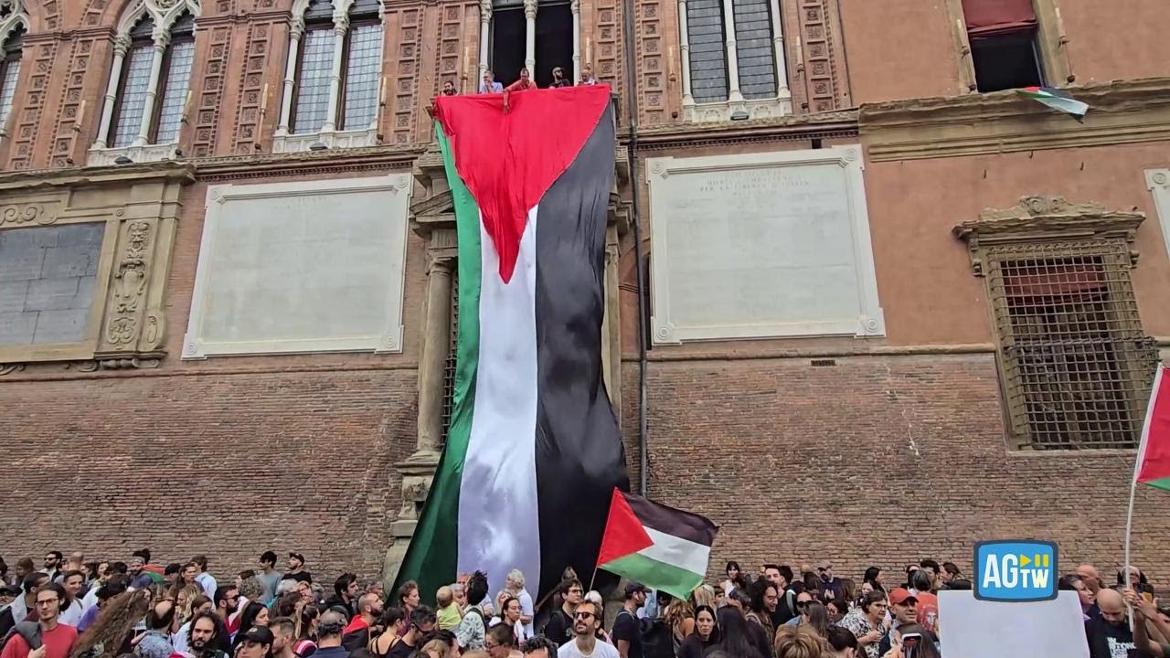 BOLOGNA in piazza per GAZA, il Comune espone una maxibandiera della Palestina