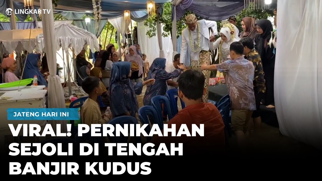 VIRAL! PASANGAN INI TETAP MENIKAH MESKI LOKASI AKAD TERENDAM BANJIR DI KUDUS