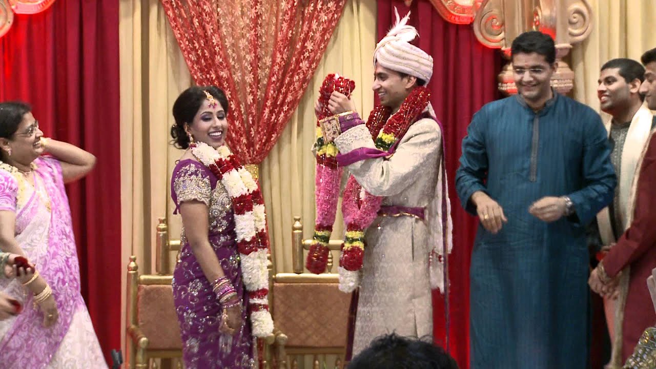 Hindu Heritage Centre Wedding | The Bride Walked Down the Aisle and Exchanged Garland With the Groom