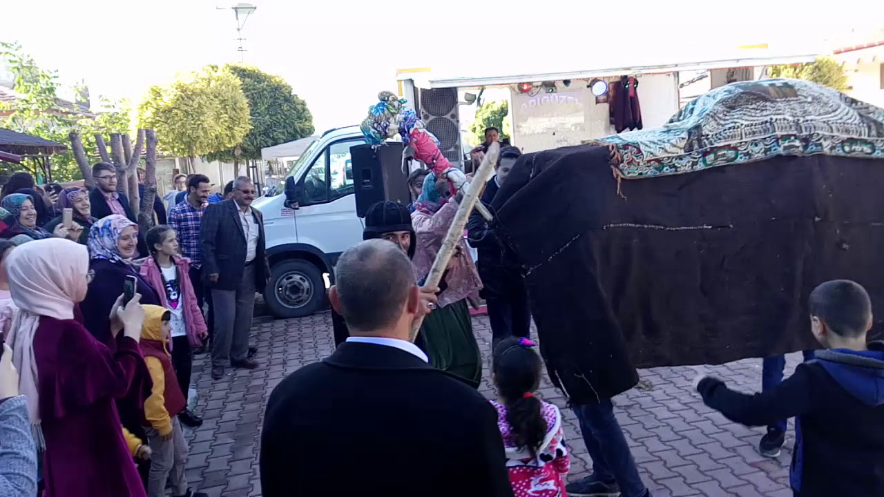 Saray&ouml;n&uuml; deve adeti