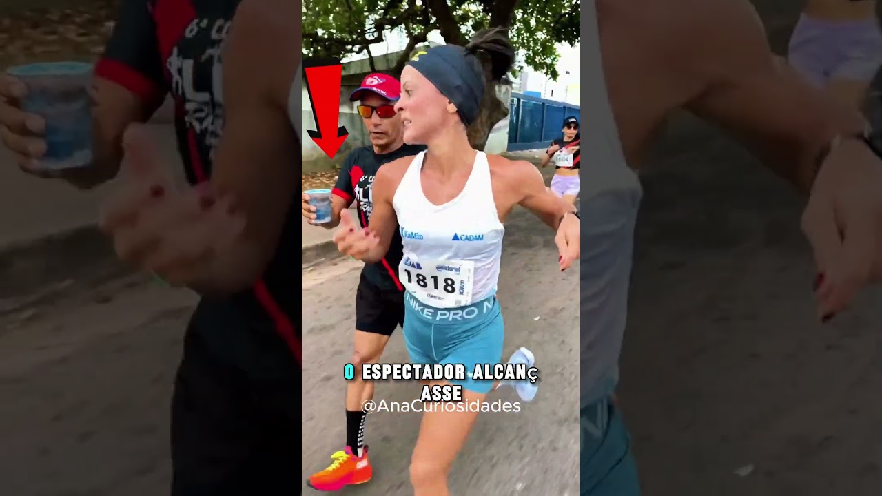Essa mulher jogou fora a água que deram para ela 