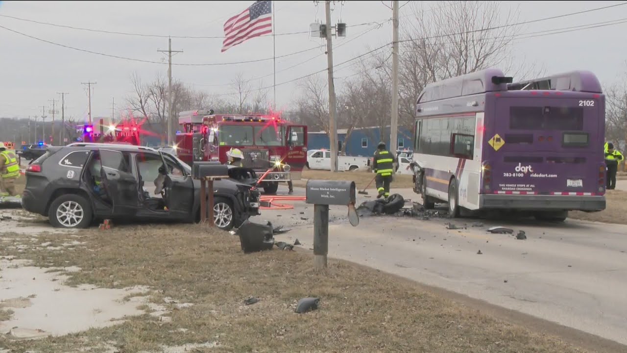 DART bus and SUV hit head-on in Pleasant Hill, 1 seriously injured