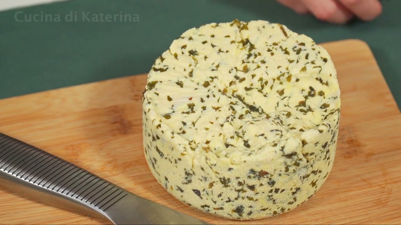 Formaggio fatto in casa senza caglio con prezzemolo