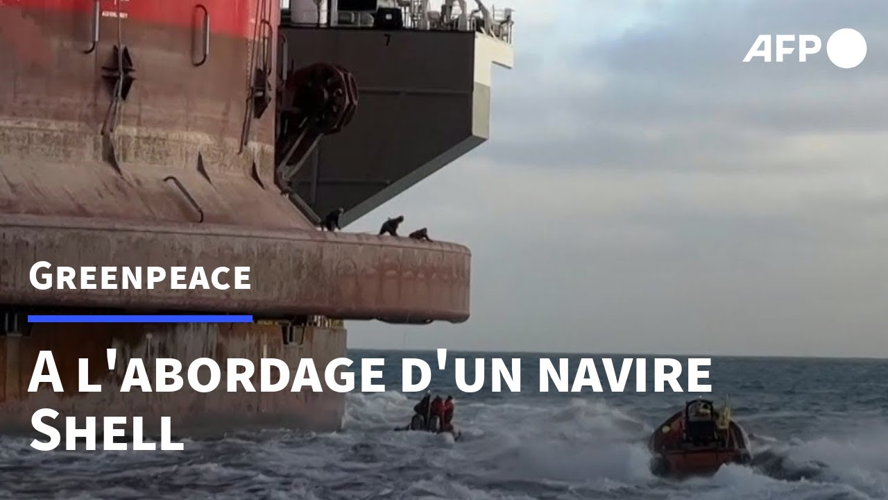 Deux militants de Greenpeace montent à bord d'un navire Shell en pleine mer | AFP
