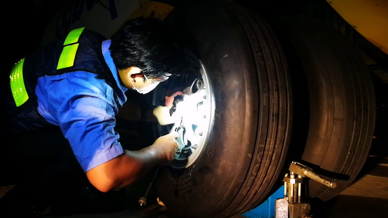 Replacement of main wheel tire (ATR)