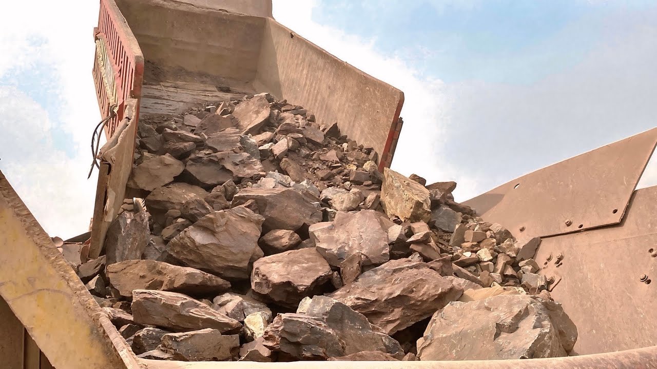 There were so many stones loaded in one trolley that they easily entered the feeder.