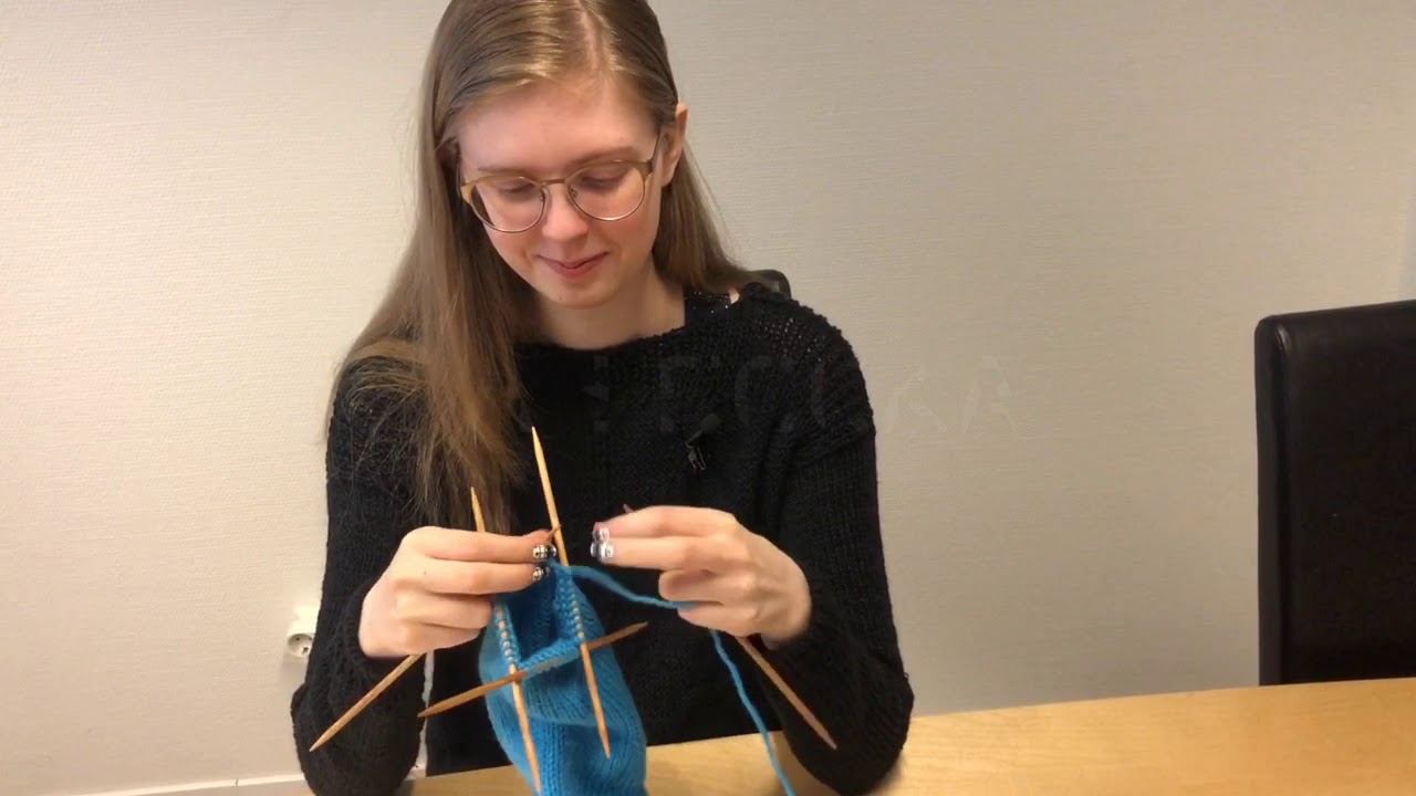 Linn från Garnaffären visar hur man stickar en tå på en raggsocka.
