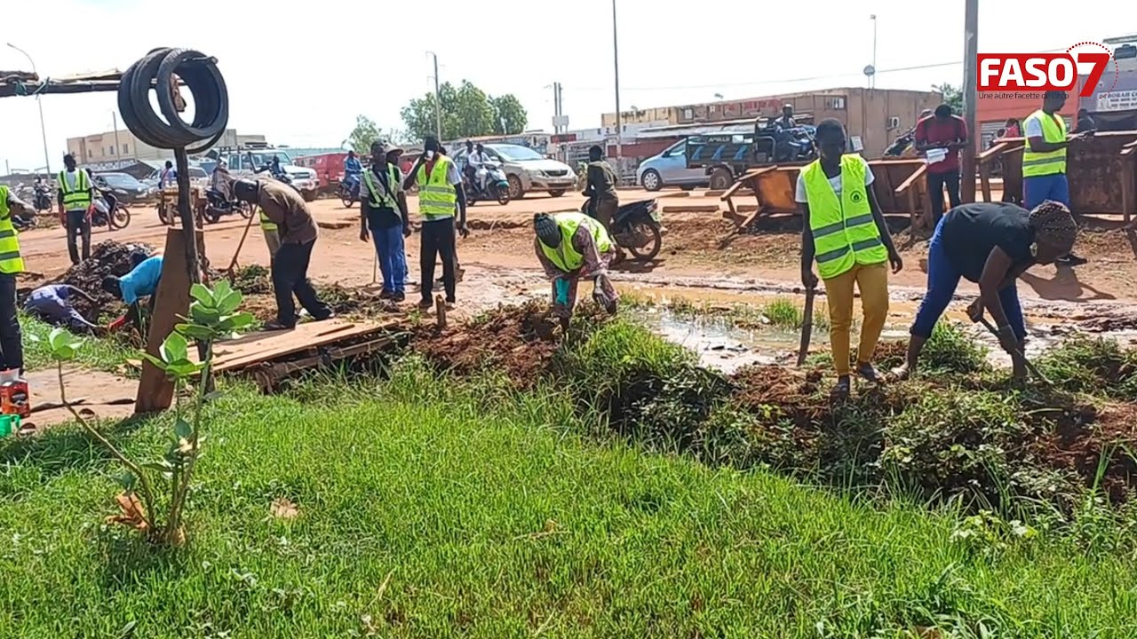 Ouagadougou : Les membres du RJPSA curent des caniveaux à Bonheur Ville