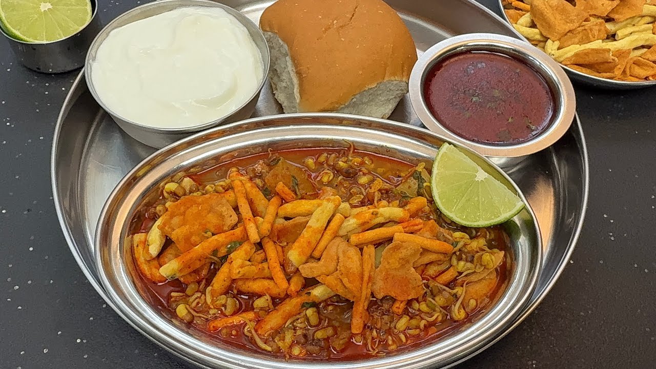 Misal Pav Without Onion Garlic | प्रेशर कुकर मैं मिसल पाव बनाने की विधि | Jain Misal Pav Ki Recipe
