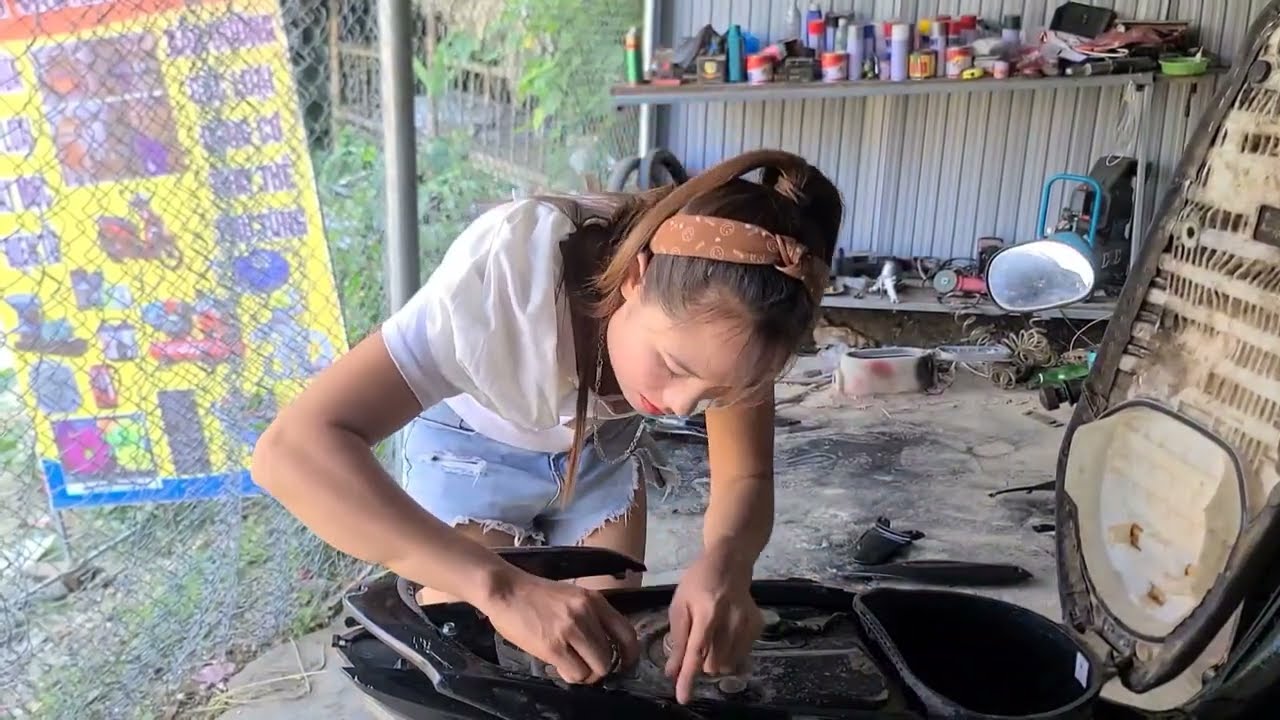 The whole process of restoring a dilapidated motorbike into a brand new one, the life of a repair.