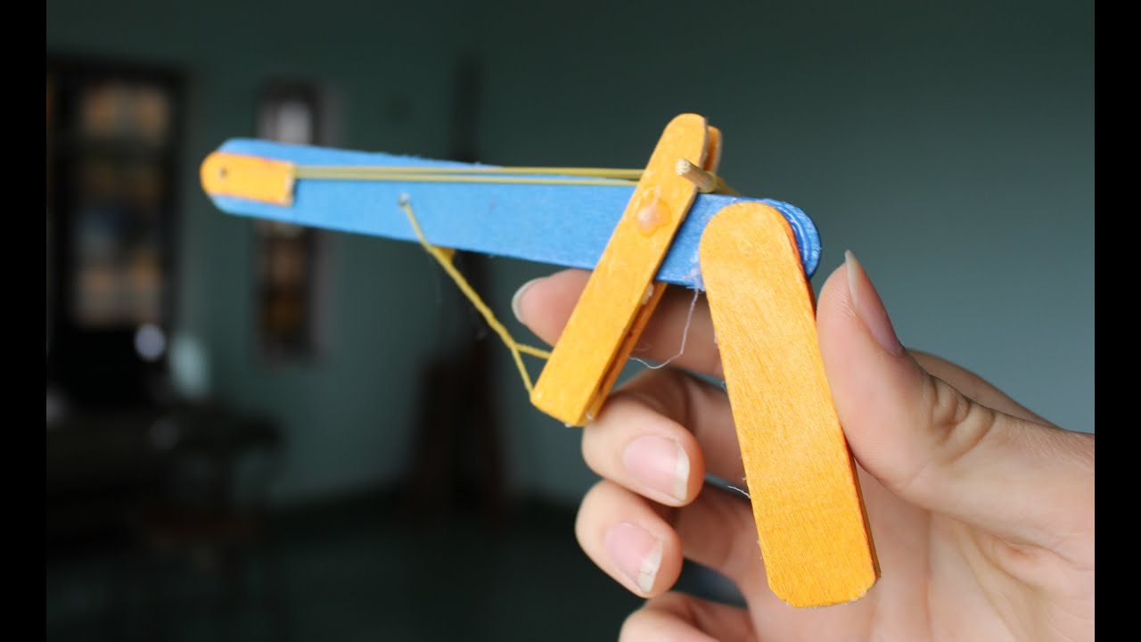 Hacer una pistola utilizando palitos de helado | dispara con palos
