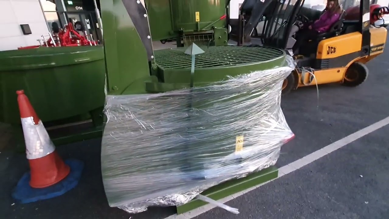 A run through some pan type  mixers from Fliegl in Germany