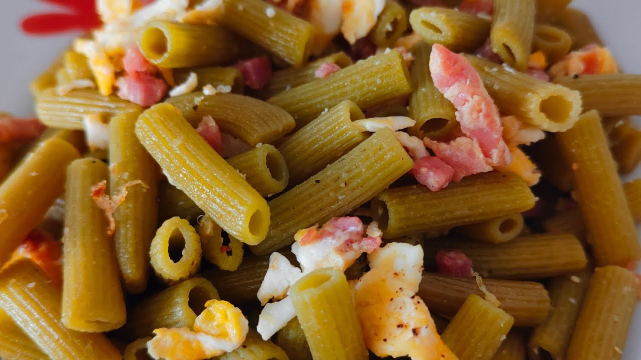 Pasta de guisantes con jamón salteado