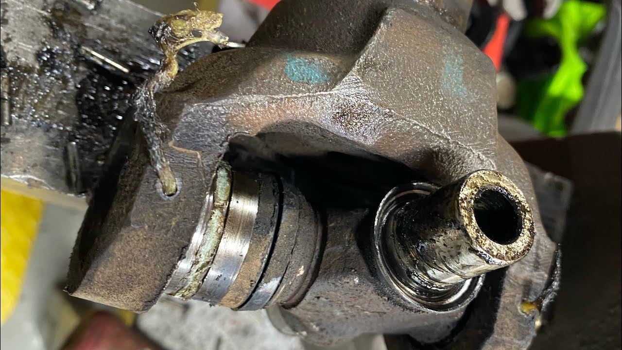 Saginaw, U-Joint, how to remove. ￼