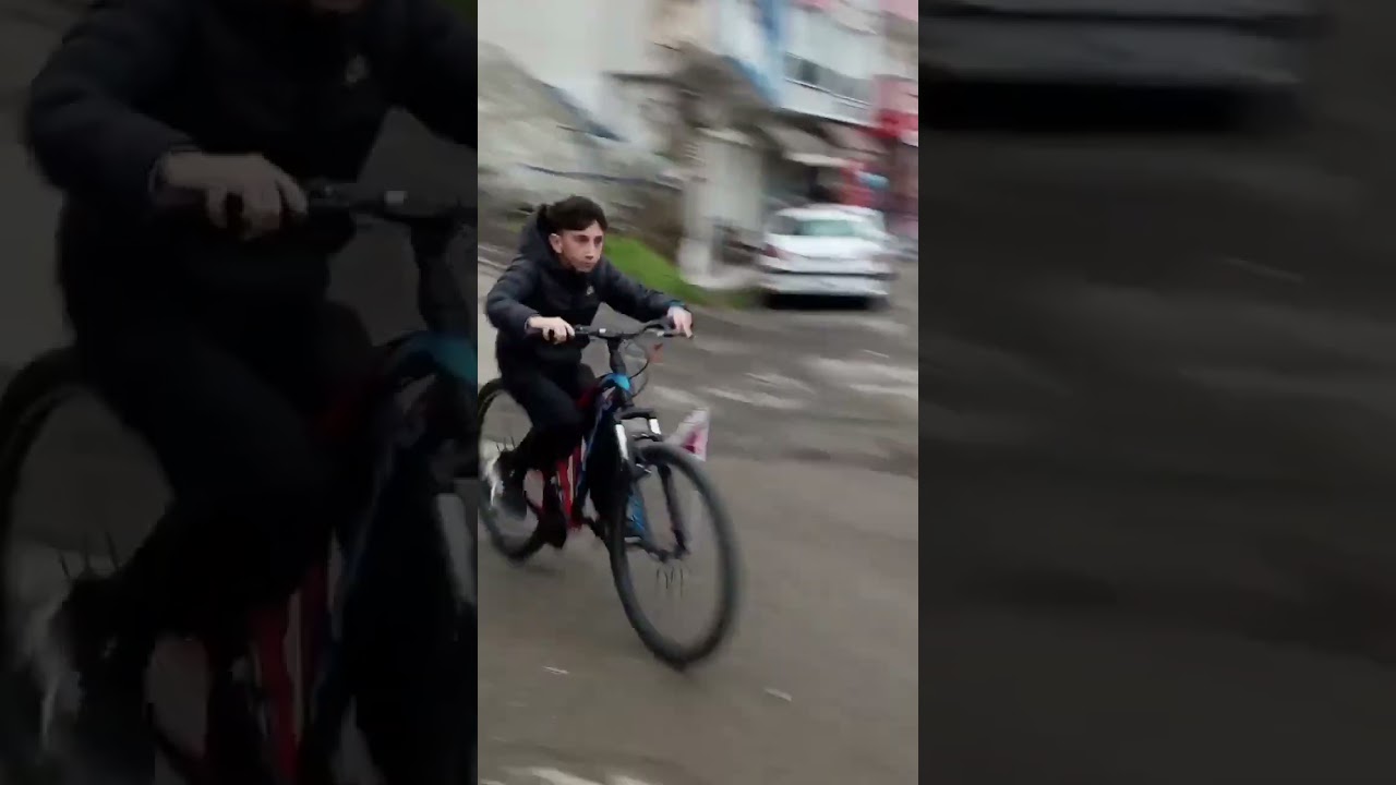 bisiklet arabaya &ccedil;arptı😭