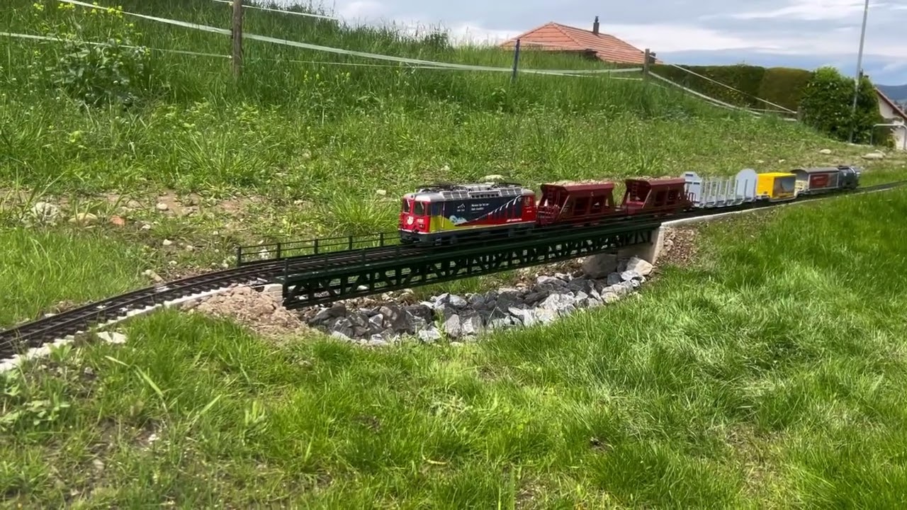 Der erste Zug fährt über die neue Kohlerbrücke auf meiner Lgb Gartenbahn