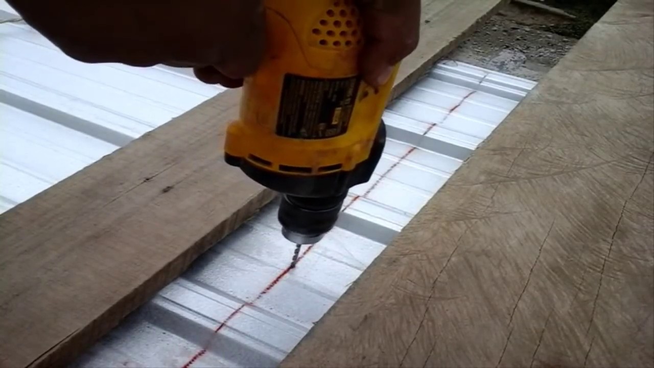 Instalar tornillos autoperforantes para techo/Install self-drilling screws for roof.