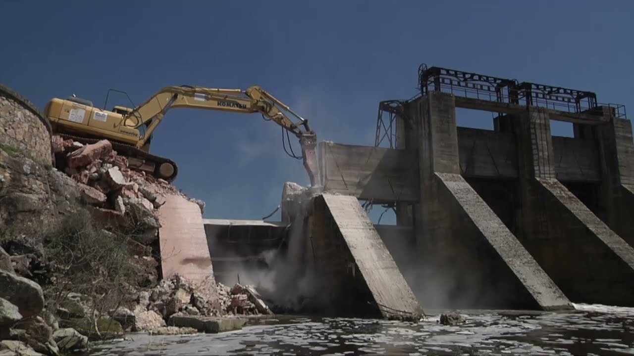 Demolición de la presa del Molino Ventura, en el río Cega. Navafría (Segovia).