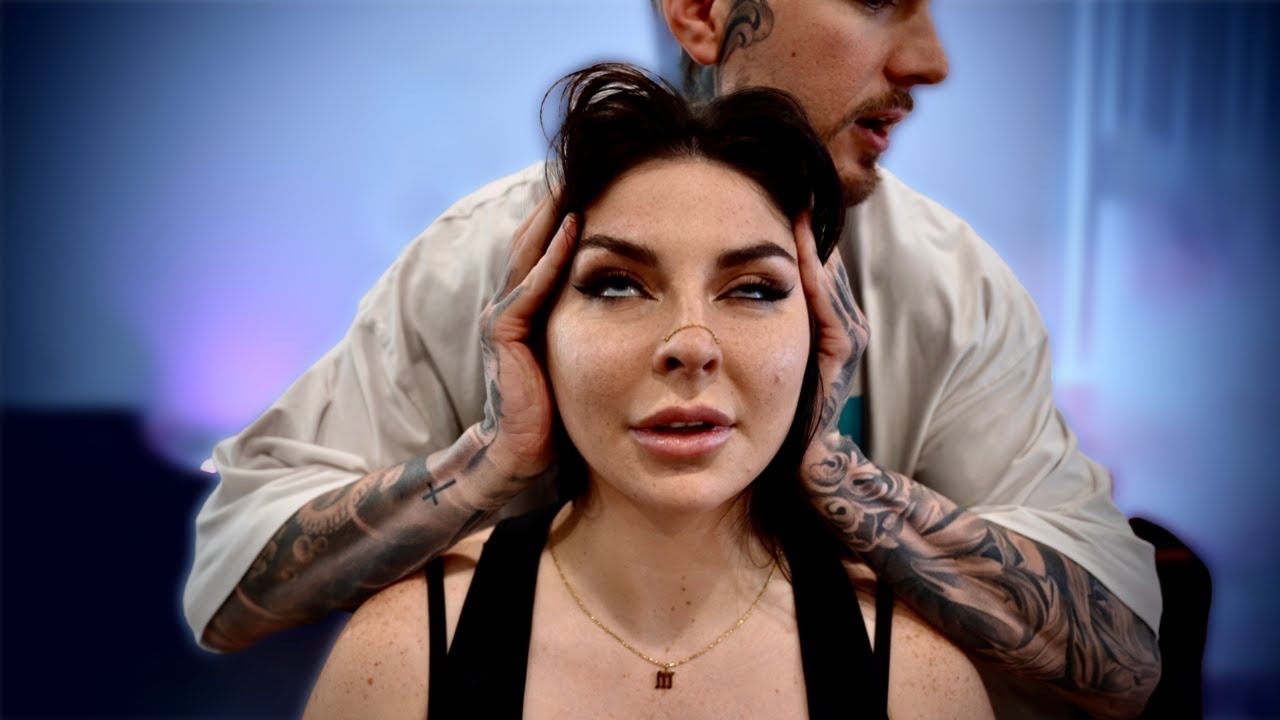 ⭐️ Keira Croft ⭐️ Adult Film Star  🎥 Gets Chiropractic