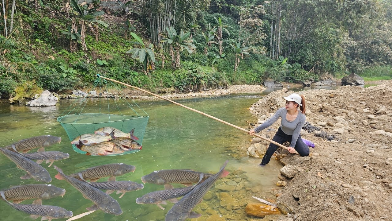 The girl used a fishing net to fish in the stream. Ana was lucky enough to catch a lot of carp.