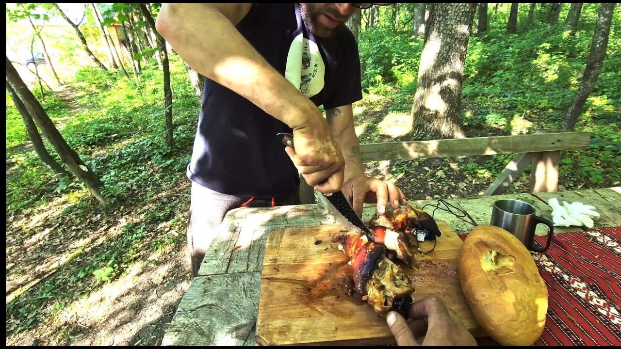 Am preparat picioare de porc într-un tandyr improvizat din cărămidă!