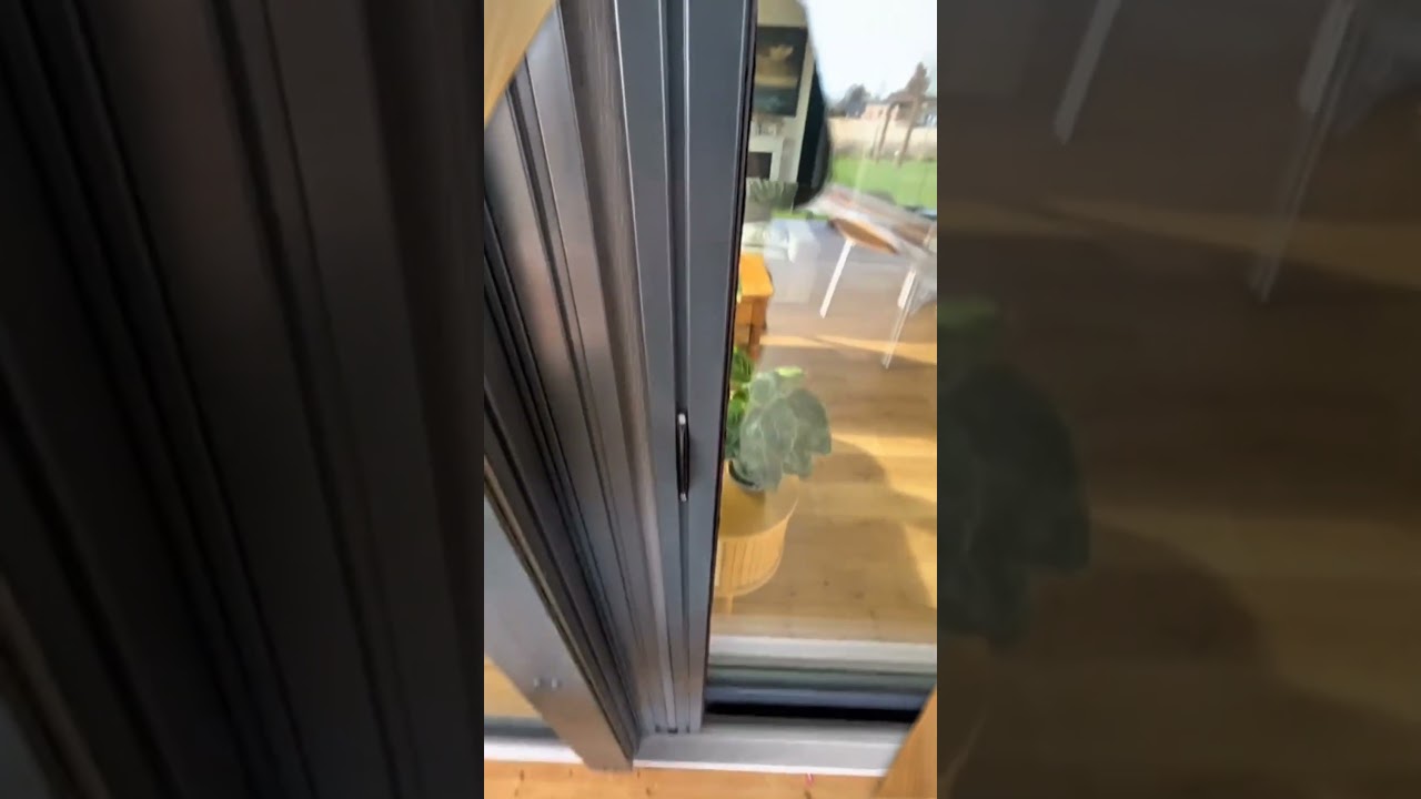 🍂 Jesień za oknem, spokój w domu.Bezprogowa moskitiera plisowana trzyma intruzów z daleka.