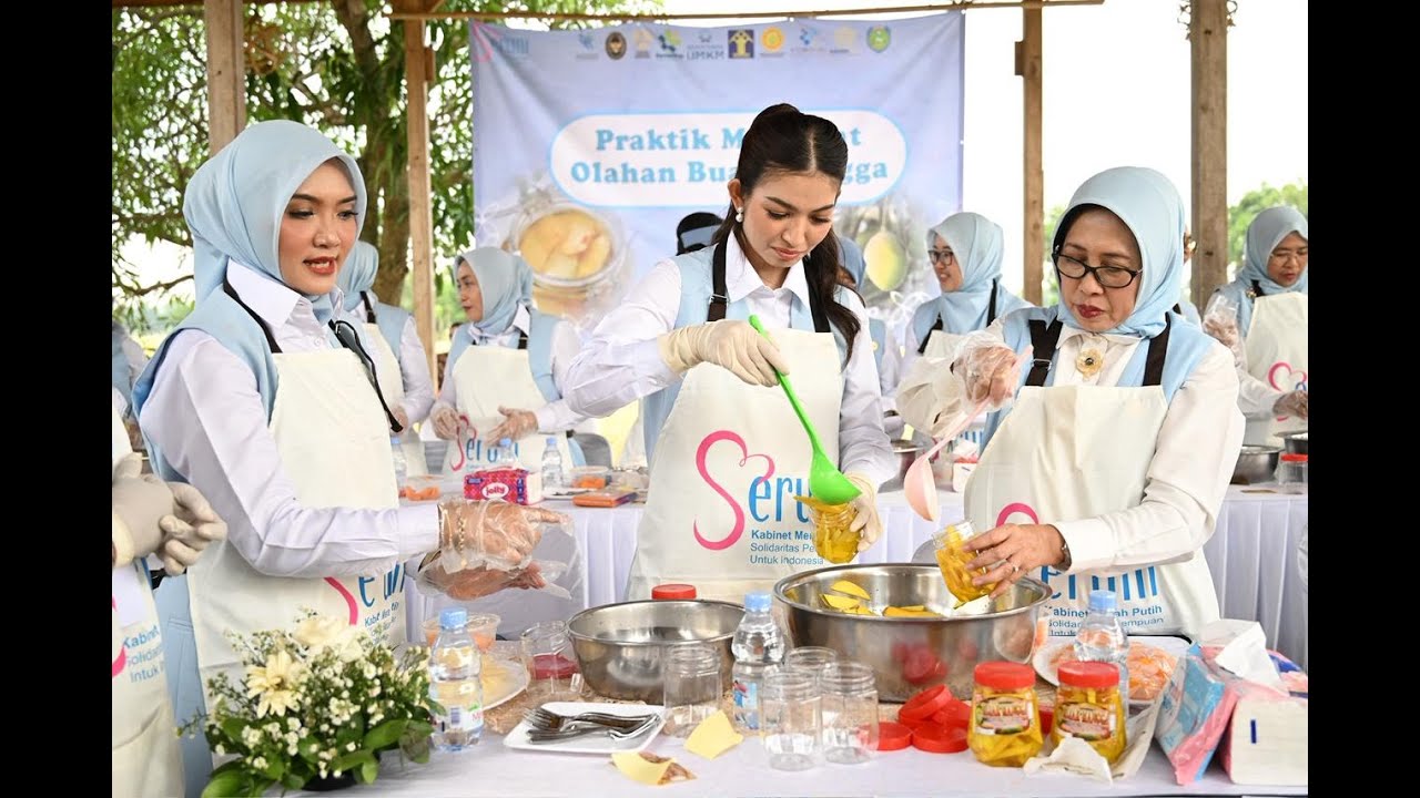 Ibu Selvi Gibran Dorong Ekonomi Desa Indramayu Lewat Budidaya Manga dan Produk Olahannya