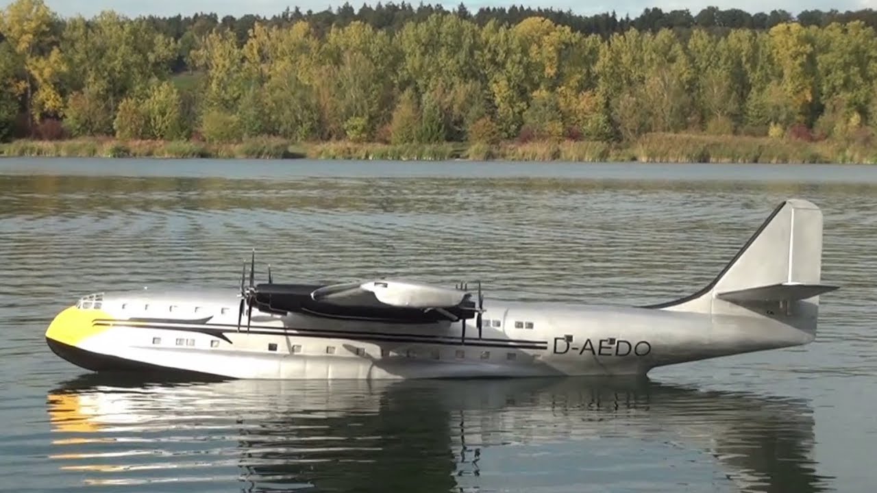 Modell der Dornier DO-214 über Krauchenwies ...
