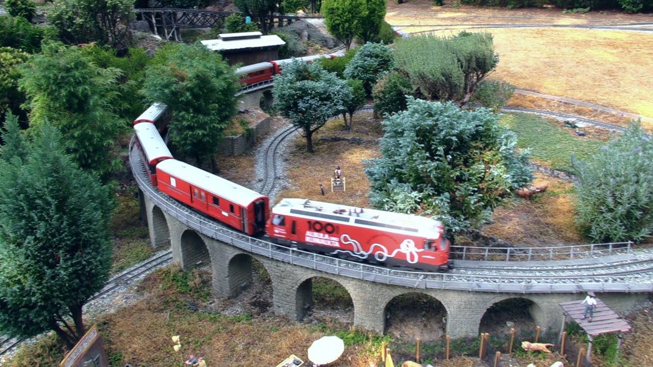Train with 12 coaches on the Landsend Railroad