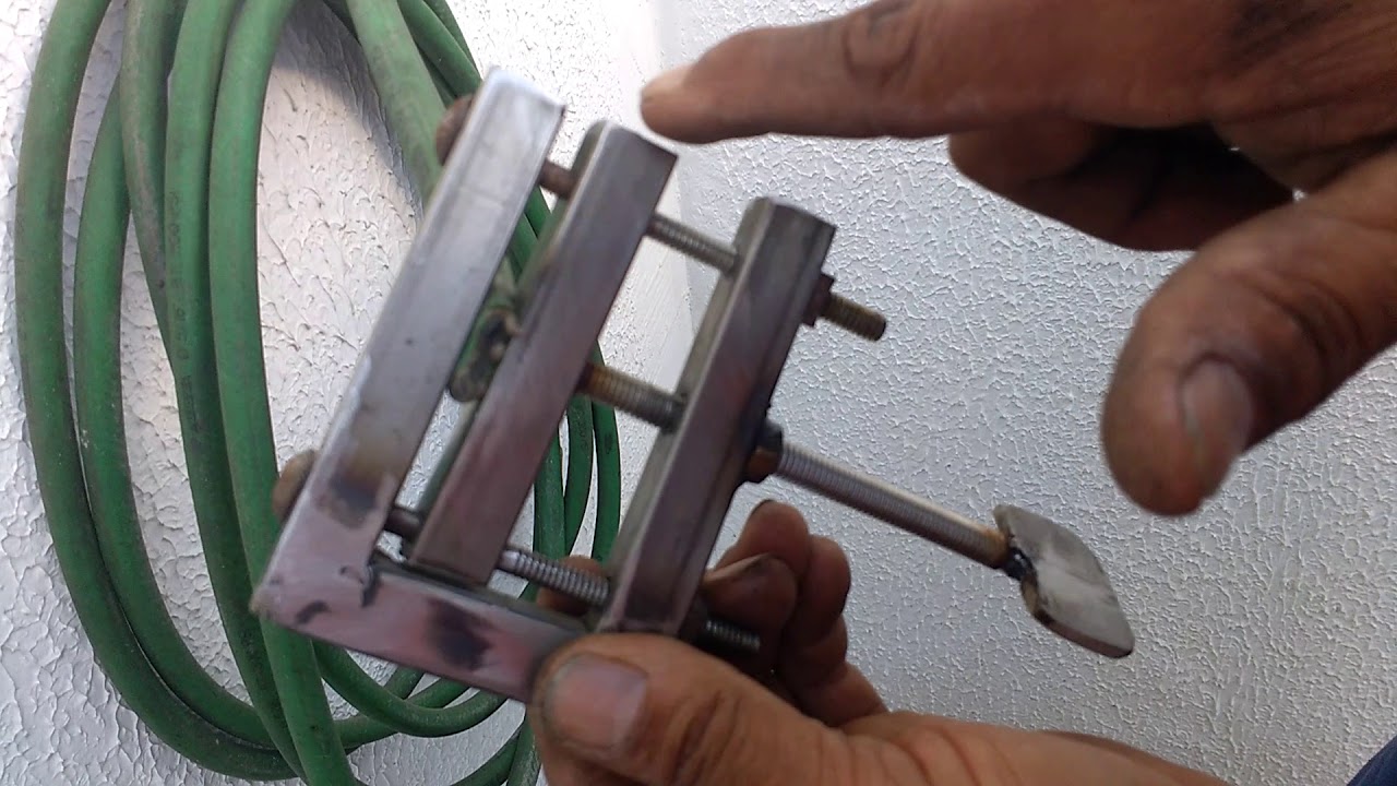 Ferramenta para estrangular mangueiras.