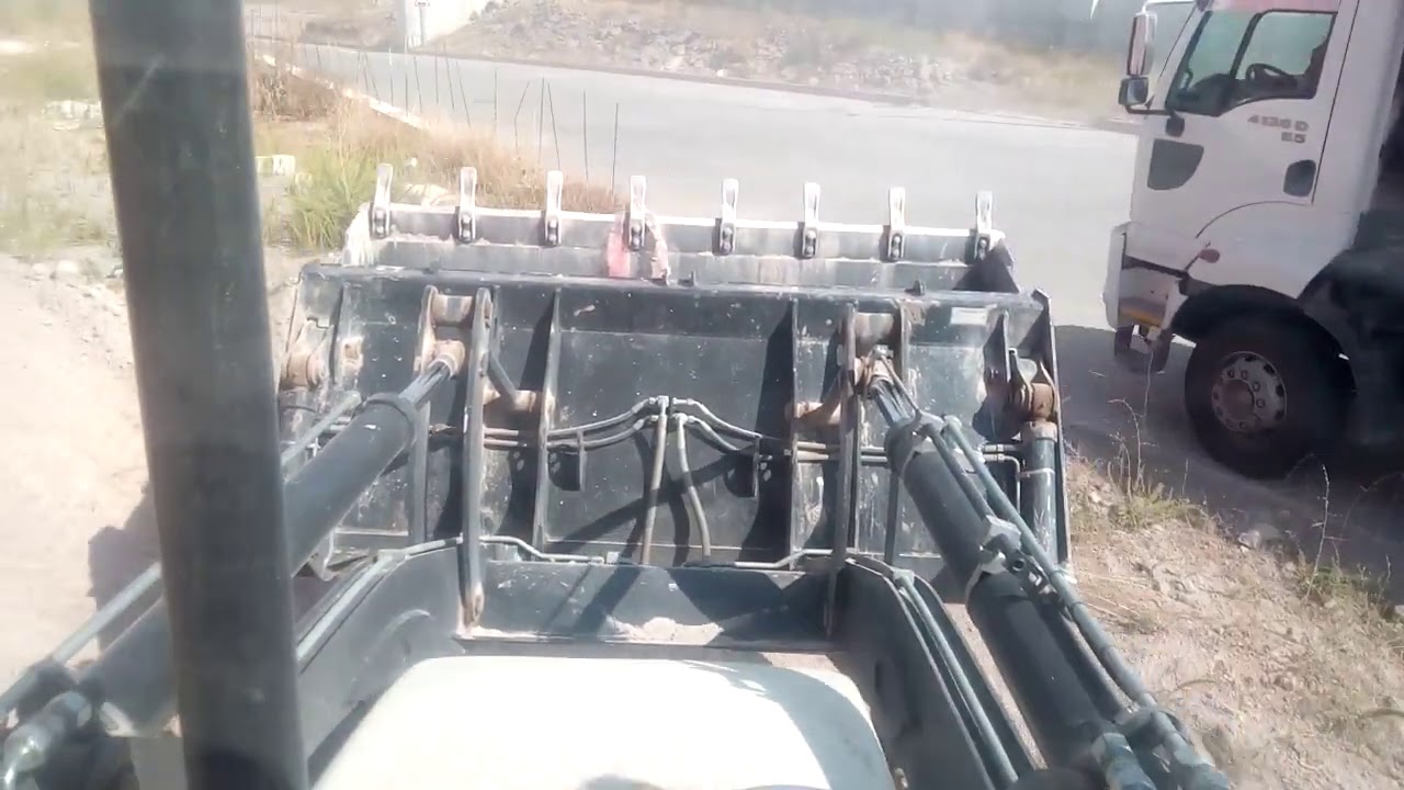 Hidromek bekoloder kurt agzı ile malzeme alma kamyon yükleme