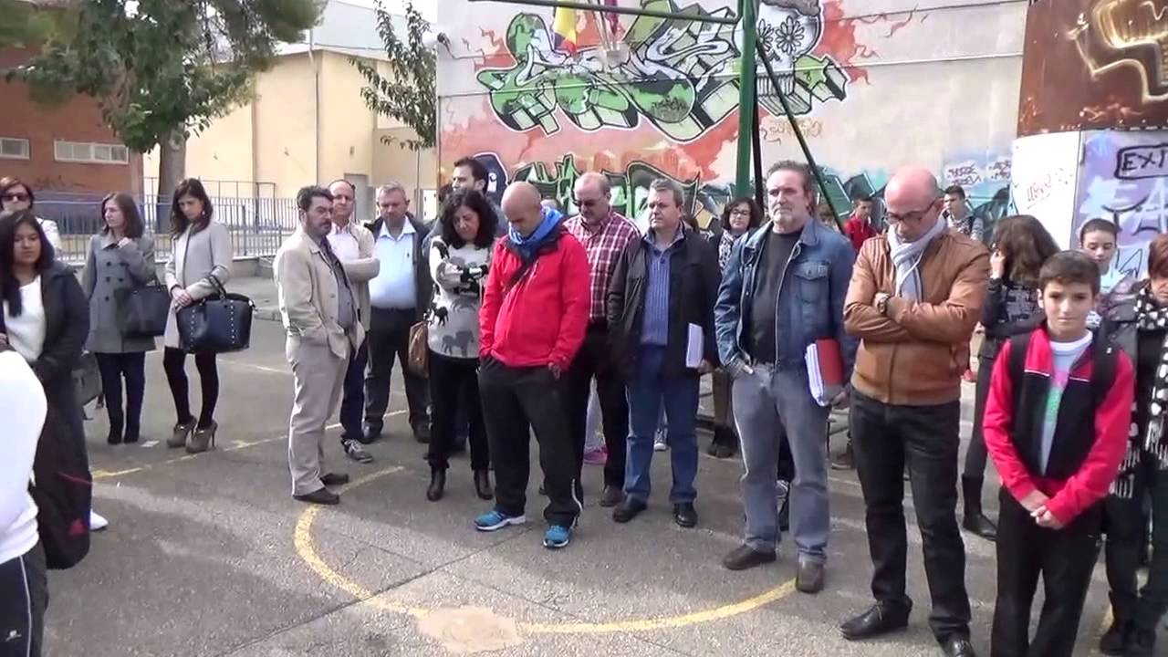 Silencio en el IES Villa de Abarán en memoria de los fallecidos en el accidente de autobús en Cieza