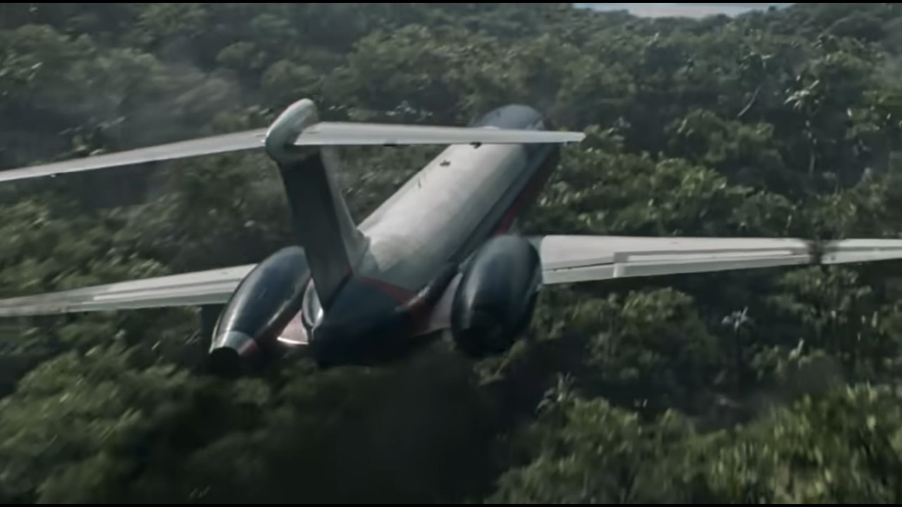 दुश्मनों के इलाके में क्रैश लैंडिंग! 😱 Plane (2023) Action Movie Explained in Hindi | Gerard Butler
