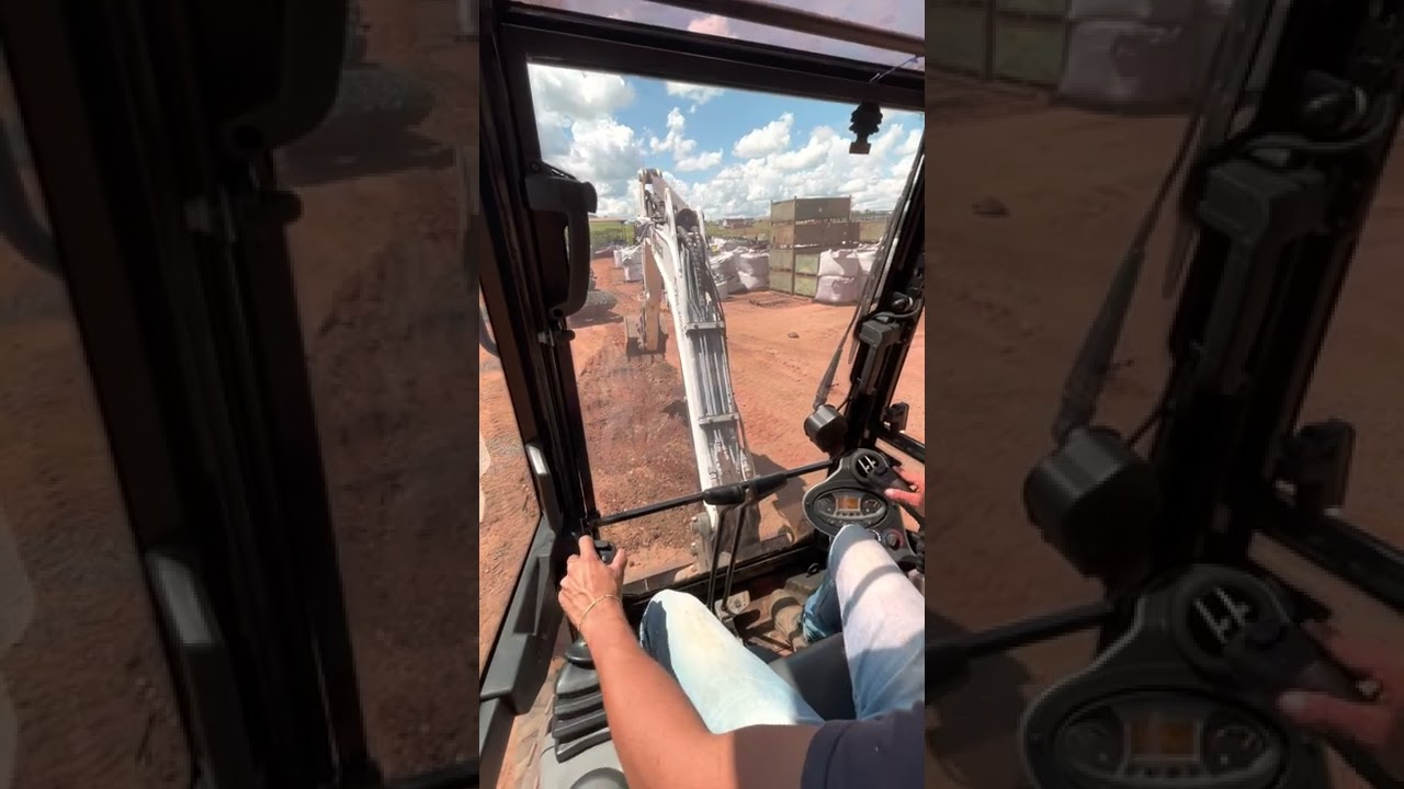 Operando mini escavadeira Bobcat E26 cabinada ensinando o básico de como funciona a máquina