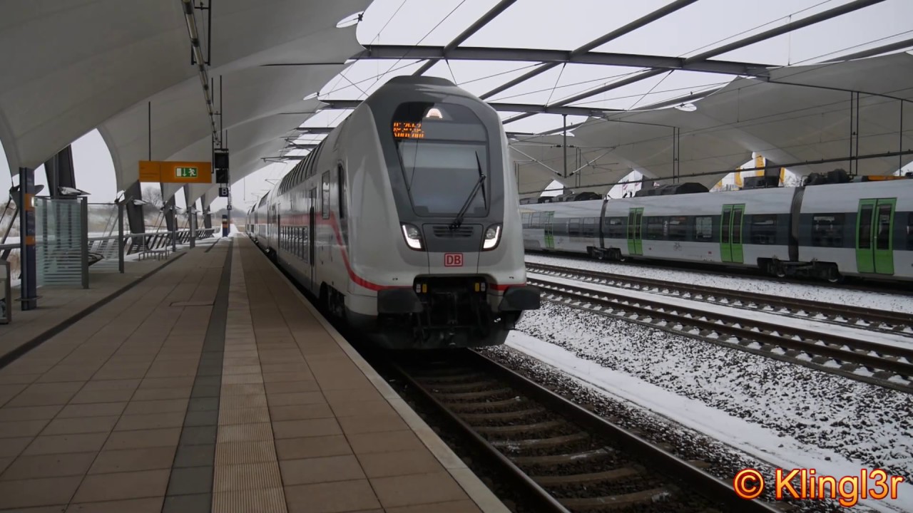 Züge im Bahnhof Flughafen Leipzig Halle