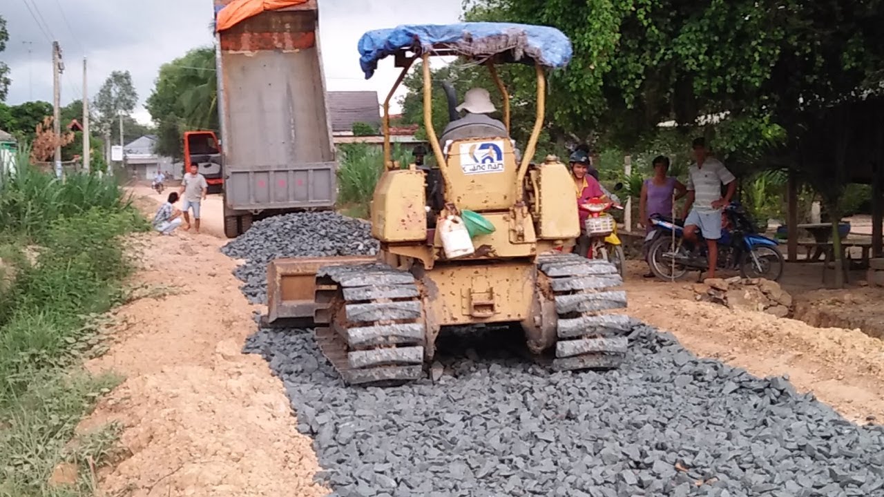Xe Ben Máy ủi Đang Thi Công ,Công Trình Đường Giao Thông Nông Thôn.