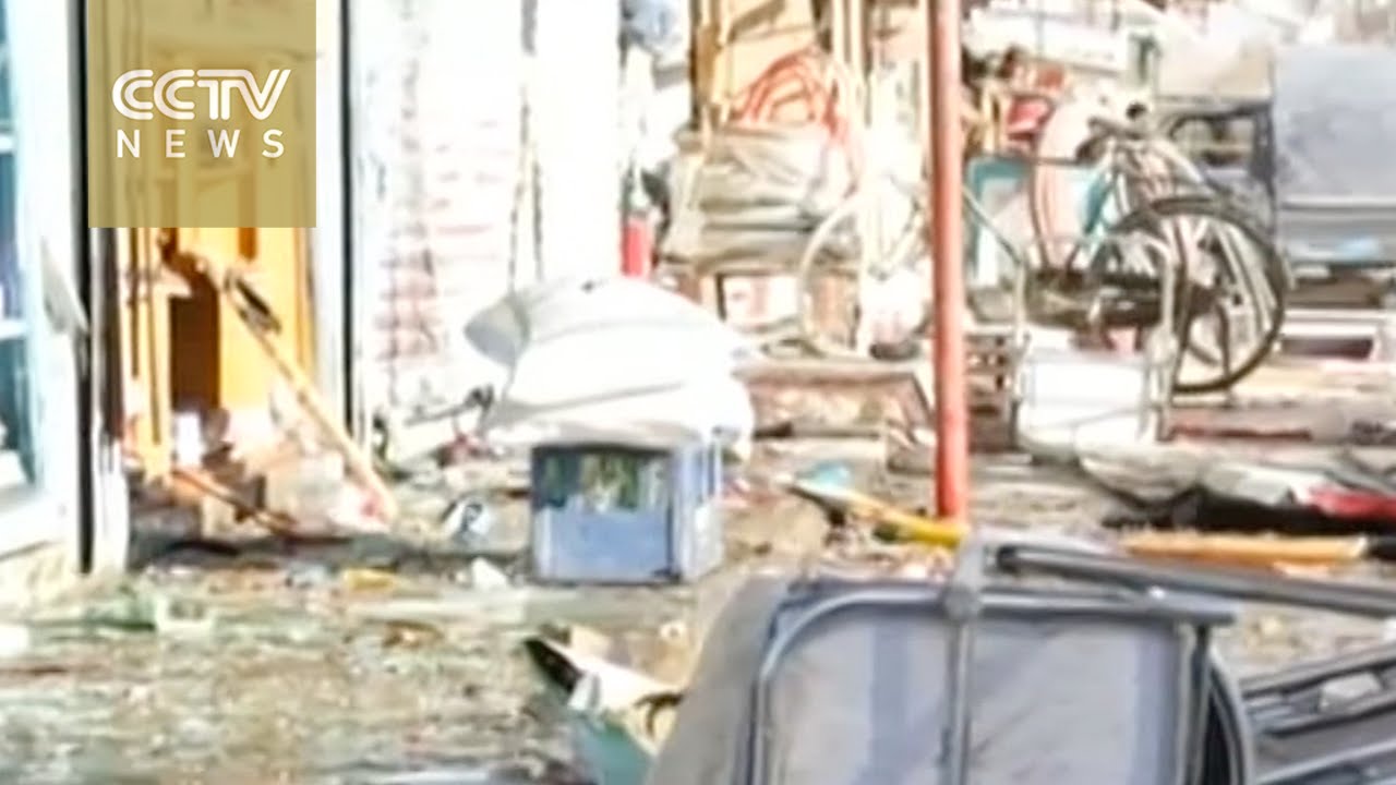 Suicide bomber kills at least 14 outside Pakistan polio center