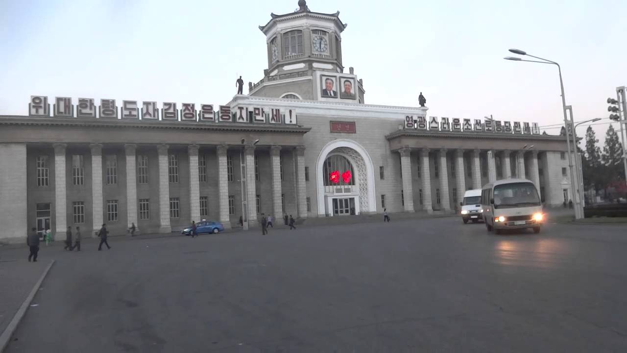 North Korea: Morning Music in front of Pyongyang Station 北朝鮮：早朝の平壌駅前