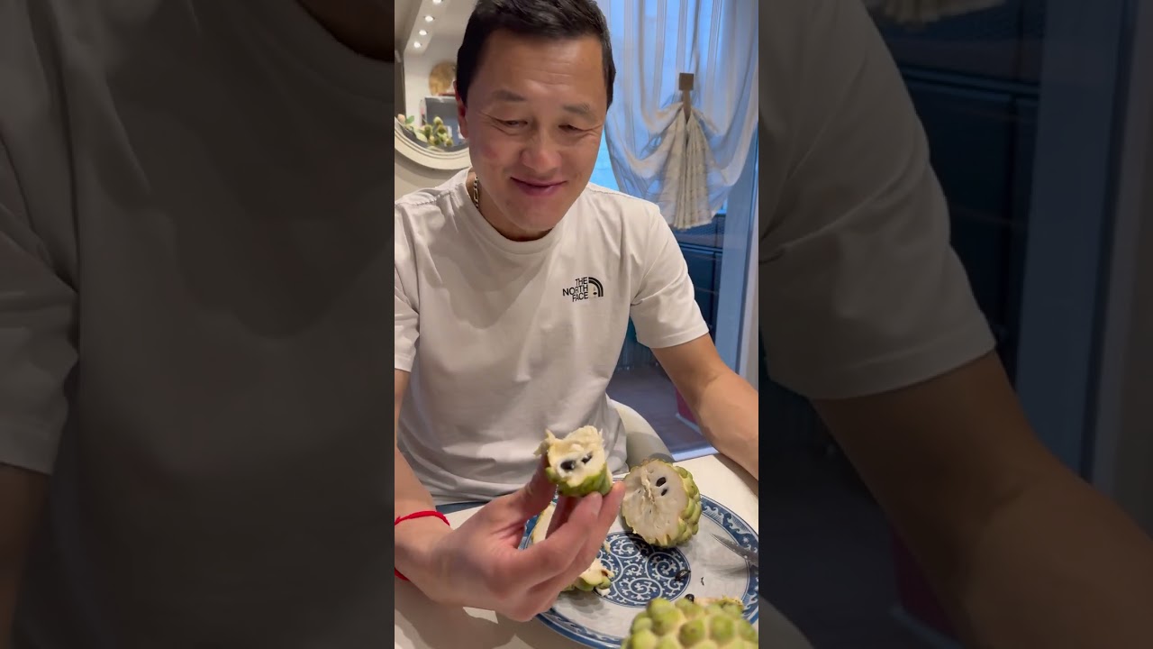 Dégustation du fruit exotique la pomme cannelle 