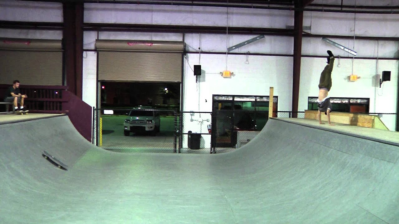 Mini-ramp Hand stand (Skateboarding)