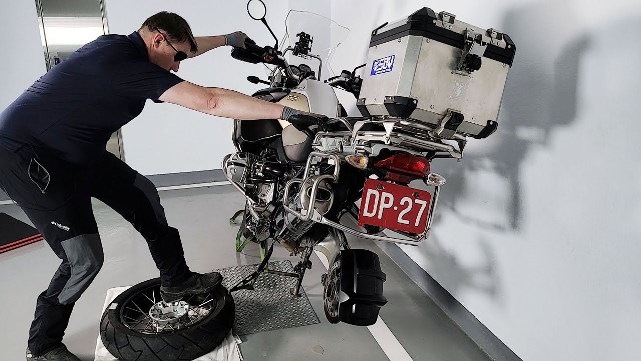 Changer un pneu moto aventure GS BMW. SBV Tools Tuto